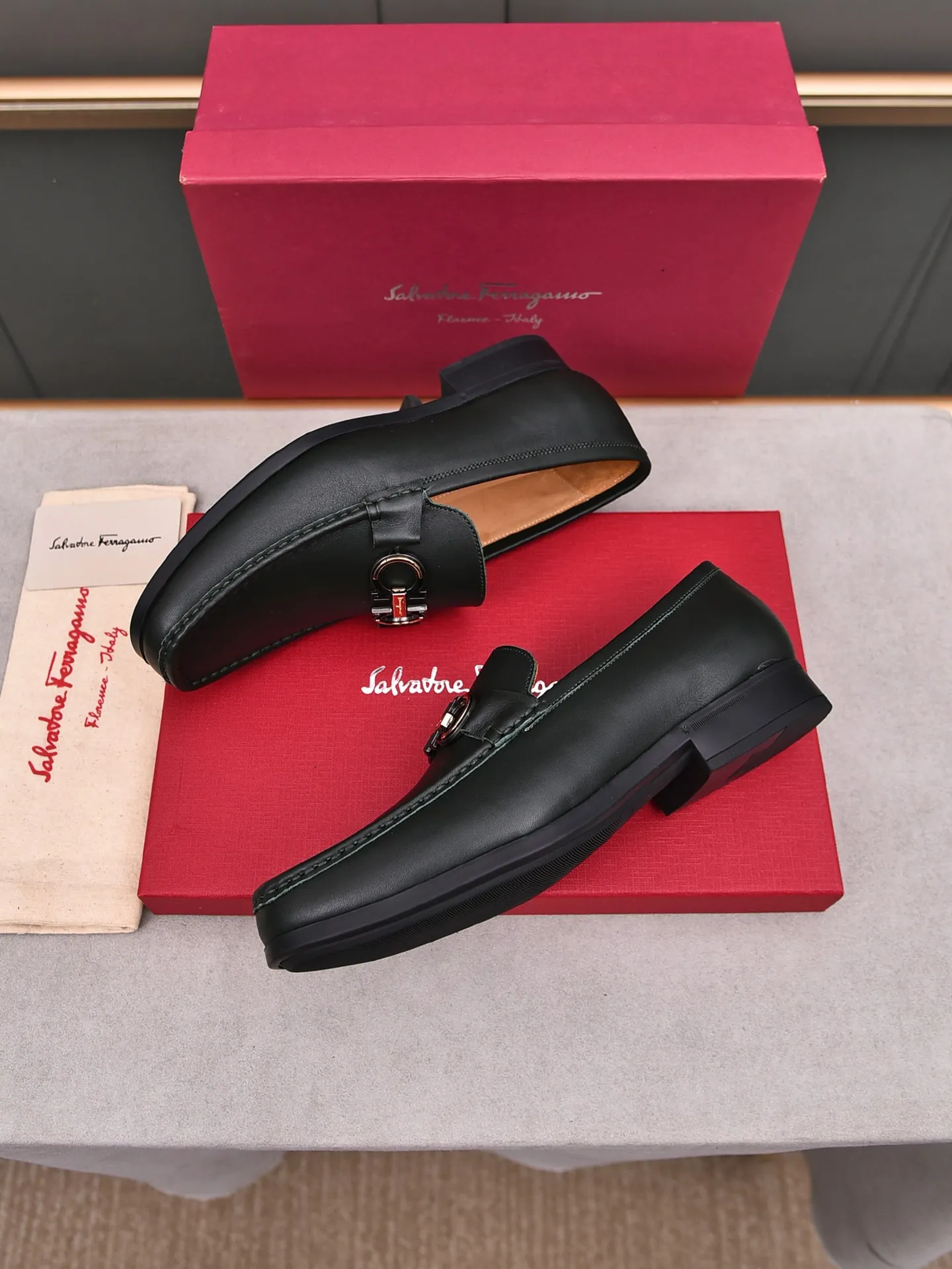 Factory: 250 [Original running volume quality] Brand: Ferragamo (Ferragamo) Size: Men's size 38/44 (45 can be customized) Grade: Same style as the official website High-end quality men's shoes Material: Original first-layer calfskin Water-dyed cowhide lining Original outsole Style category: Men's fashion formal business casual leather shoes Slip-on men's shoes high-top series Young fashion European and American trends British style Casual matching Comfortable feet